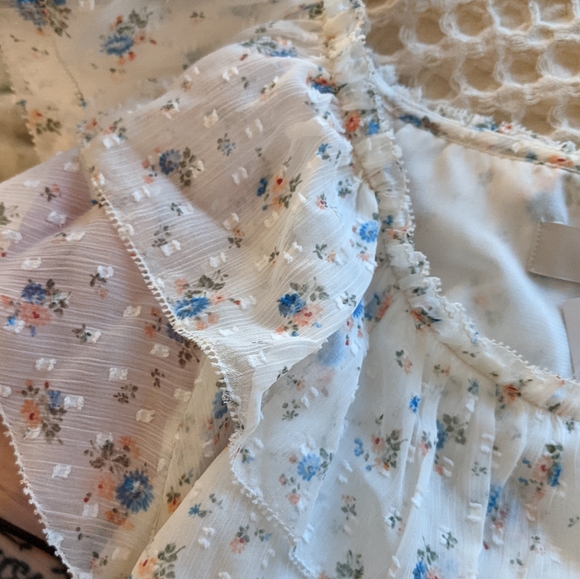 White Loft Top Floral - Picture 9 of 14